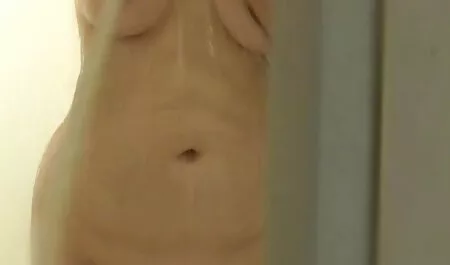 Menghisap kemaluan video kartun lucah melalui lubang