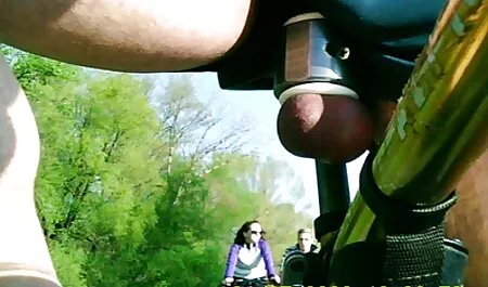 Pemilik pekerja dengan koyak seragam, ke rektum, sementara orang-orang yang anda menolak sekrup lucah lesbian ke dalam mulutnya.