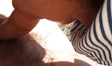 Ibu yang menawan bawa dia video seks rumah urut ke atas Ottoman dan menyebarkan kaki di depan mobil