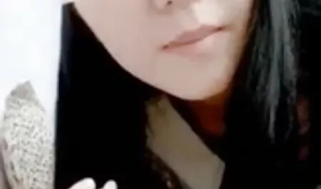 Yang berambut keriting janggut, mahasiswa, tampak di belakang ibu, tetangga dan panggilan untuk dia ke dalam video lucah korea bilik tidur.