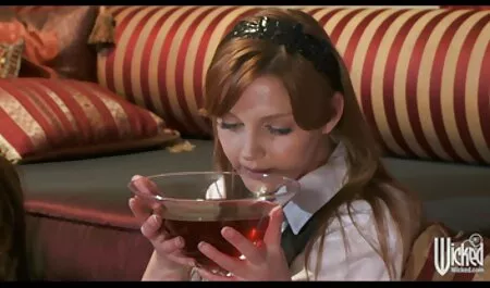 Wanita di dapur menunjukkan lucahmelayu pantat