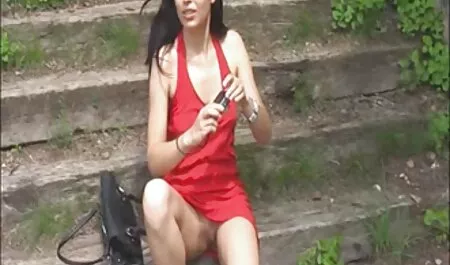 Seorang lelaki dalam T-shirt vedio sex wan nor azlin dan dua orang temannya dia melihat dia dengan cahaya biru tirai.