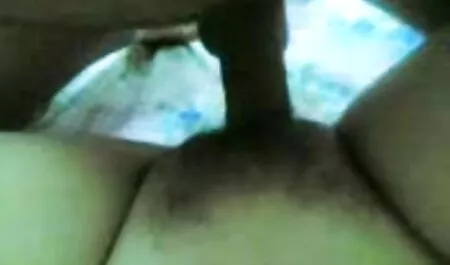 Mata biru, rambut, dan menunjukkan orang-orang memerah susu di dalam mobil, dan dia video lucah budak bawah umur meletakkan kanser dia di rumahnya.