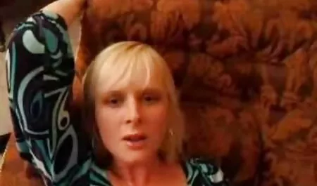 Wanita memakai pakaian merah yang bigo lucah Besar susu di depan kamera