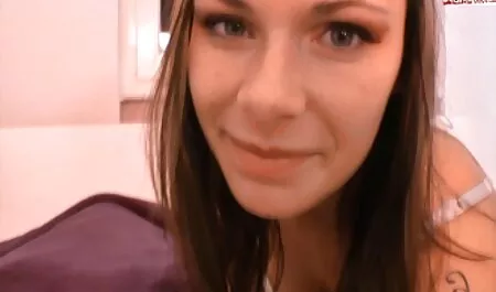 Rusia ibu dengan kesesakan di pantat, mengusap topi blog lucah tudung itu dengan jari-nya, dan biru film di TV