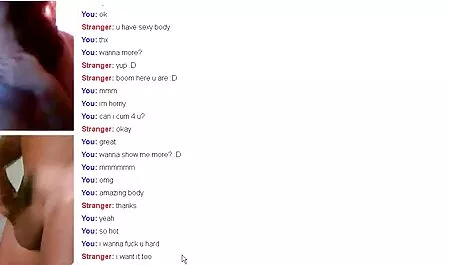 Rusia jolok sedap letakkan tong di pacar yang ada di meja dapur.