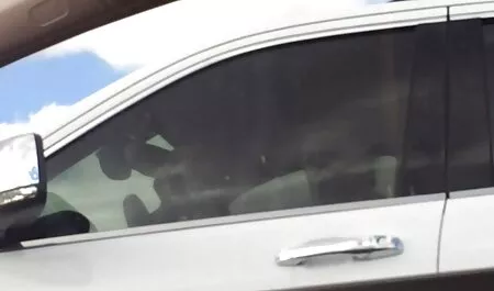 Ibu my lucah xxx memakai jaket hijau dan topi dengan mainan