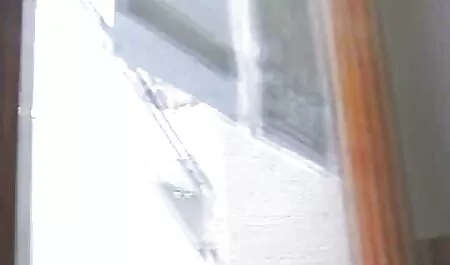 Ibu dalam pakaian hitam memanjat tangga dan video lucah nora danish mengambil pipi kumpulan.