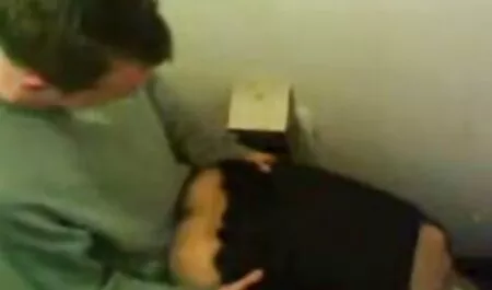 Haiwan berambut perang jilat kote dengan hitam cock