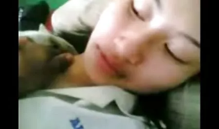 Dua tetek montel model menikmati dalam bilik mandi.