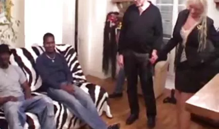 Kurus pelajar dengan sebuah kotak video bogel sex kecil untuk menikmati sawo matang atlet