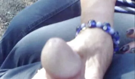 Seorang filem lucah malay lelaki yang telah bersara ke sebuah hotel dengan seorang wanita pembersihan.