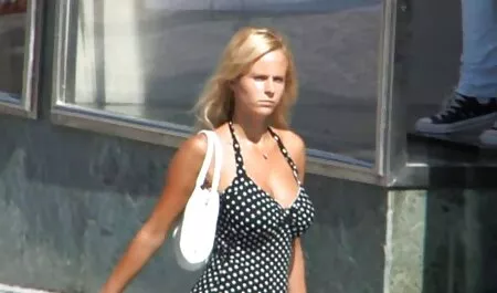 Muda lesbian dalam pakaian dalam putih di filem video lucah atas