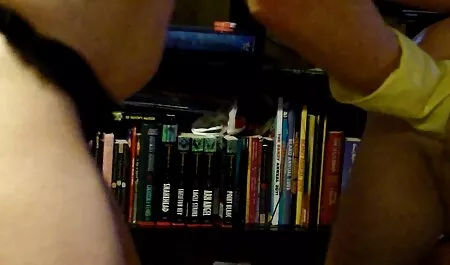 Gadis-gadis tunggal dengan nombor video lucah pelajar sekolah di tangan mereka, meniru belaian ahli