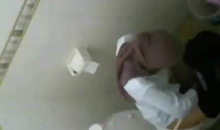 Wanita badan penuh disiram pembaca berita xxx dengan krim dan pantat dengan jari-jari