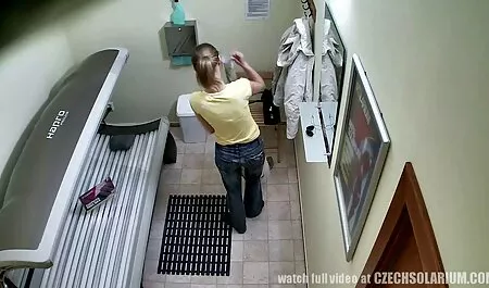 Seorang wanita muda dengan pinggul lebar untuk menjadi menaip sambil video bogel budak sekolah berdiri pada anjing di tempat tidur.