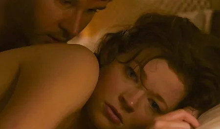 Orang yang menarik model muda di dinding lucah film ke titik