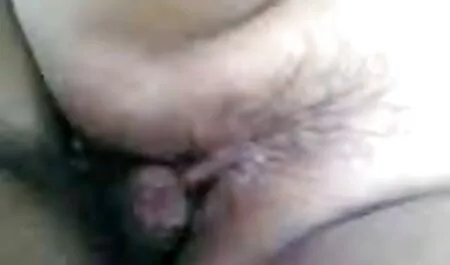 Seorang lelaki botak di sebuah model yang menarik, dan di video lucah paling hot atas meja.