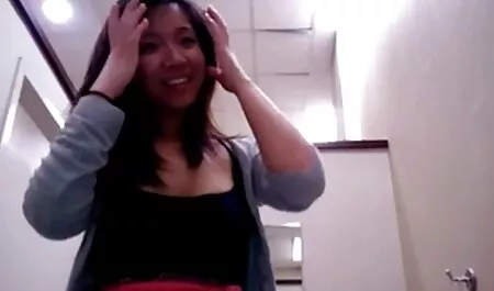 Selepas bermain voli, anak muda gambar lucah bergerak pria dan menelan.