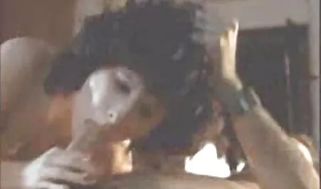 Seorang video seks lucah wanita yang berbaring di sebuah bantal yang hijau dan mengambil keluar faraj kepada dua lelaki, orang Asia.