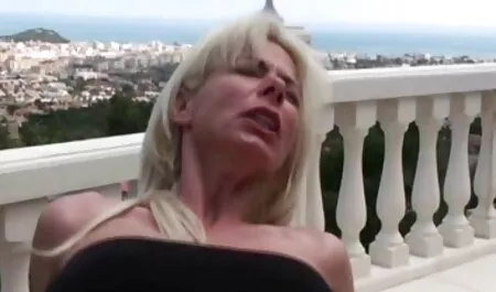 Gadis dalam topi, jari, topi dengan jari dan mainan seks di raja azura lucah depan kamera web