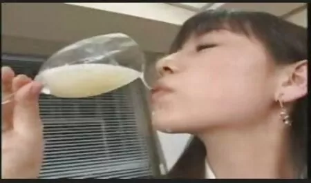 Seorang wanita Asia dengan gelang dan tato video lucah amoi di belakang beliau untuk langkah ke imej seorang lelaki.