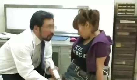 Rambut susu lucah merah wanita di hadapan seks dengan pasangannya.