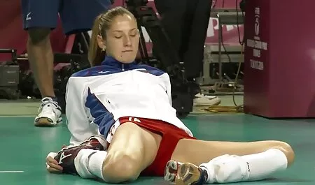 Aku diperintahkan penari lucah sekolah telanjang.