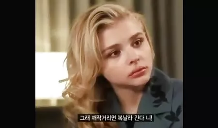 Cock merajuk di atas meja perempuan cantik melancap