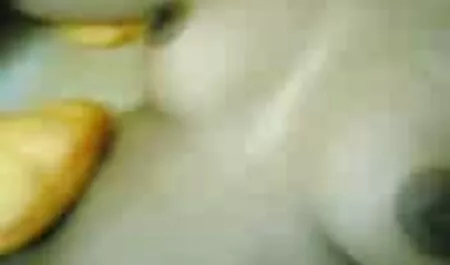 Seorang teman memberikan kuat tetap di dalam faraj seorang gadis dalam sex lucah posisi