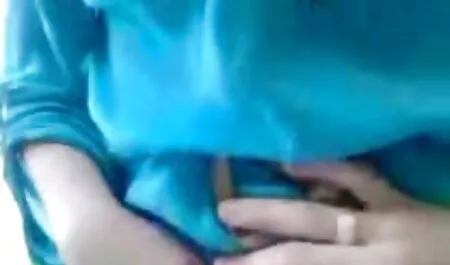 Seorang wanita rusia dengan vagina yang tidak koyak untuk memberi pemutus tanpa melepas sepatunya. lucah sexin