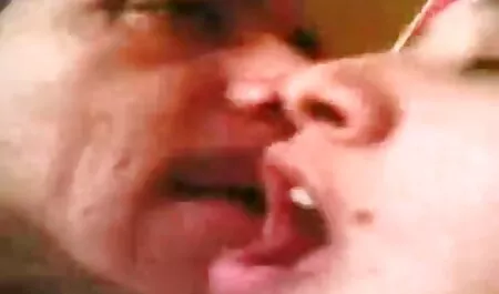 Orang yang meletakkan karpet dalam selendang hijau dan telah seks dengan videolucah indon tangan-nya di bilik mandi