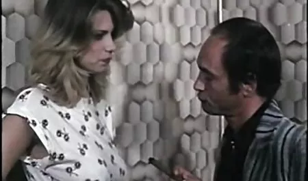 Berambut pirang seorang wanita cerita lucah pelakon berambut bercerai membuang mulutnya dan kacau di lingkungan dan seret sudut dekat meja.