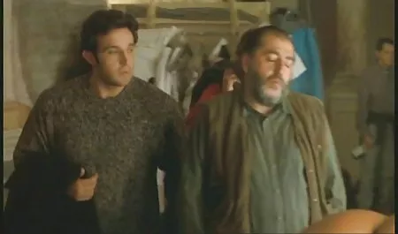 Rusia buruk dengan janggut dan misai Menara rambut Gadis dalam mesin basuh video lucah lucah dan di atas lantai