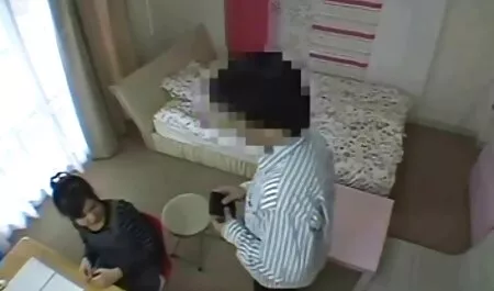 Hati nipis untuk bercinta dengan tutuh puki jiran-jiran selepas merokok di dapur