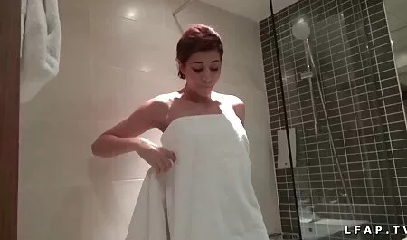 Orang video lucah paksa negro membuang kesalahan besar untuk blowjob, dan menyentuh model dalam faraj.