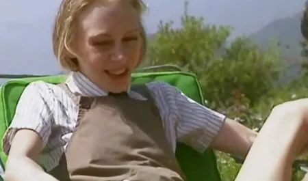 Seorang wanita muda dengan tatu kupu-kupu video lucah awek cun di sebelah untuk mengambil harta rampasan dan akan berikan awak satu topi.