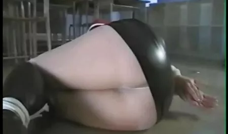 Hahal membawa beg tapak lucah pakaian Perintah agak besar dengan semua hitam dan pakaian