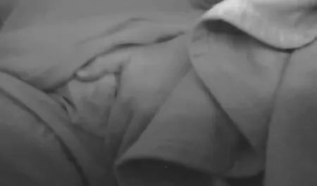 Matang lelaki botak di sofa besar lucah ganas