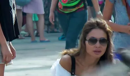 Urutan dengan dada kecil, video budak sekolah sangap menjilat, dada, belahan di atas meja