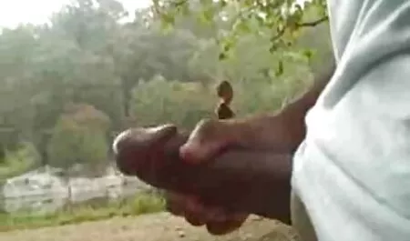 Bos cock tans telanjang sambil bercakap di telefon filem aksi lucah dengan seorang pria dari tentara.