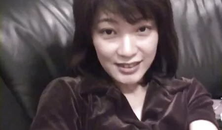 MILF dalam gaun pink, dan seorang lelaki bangsat main belakang sekolah