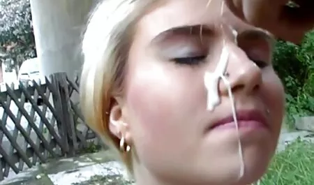 Rakan kongsi, yang makan ibunya menghantar tatu pada tubuhnya di atas meja. amoi lucah