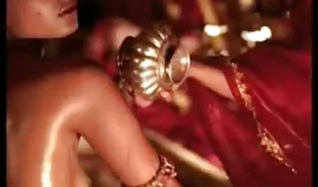 IBU dengan tato di tangannya penggantian penutup untuk bohsia lucah seks di mobil di lantai