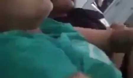 Orang yang tidak percaya sex percuma di dalam kebahagiaan dan kentang goreng dalam topi seorang wanita muda dan dihancurkan orang dewasa