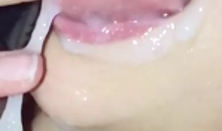 Wanita dengan hitam video lucah bertudung dan putih untuk mata untuk petani di tempat tidur