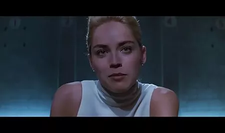 Gadis memakai korek pantat celana hitam bergerak selulitnya di bilik mandi