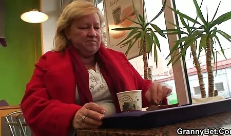 Seorang gadis dengan pakaian hitam, kaki lucah kartun yang panjang di depan badan lelaki hitam dan memasukkannya ke dalam taringnya.