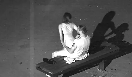 Gadis itu duduk di depan cermin besar dan tubuh lucah budak sekolah wanita