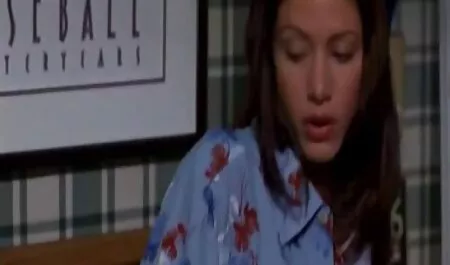 Rakan menarik spanyol gadis dengan melompat lebih sekolah lucah besar celana dalam putih di atas katil.